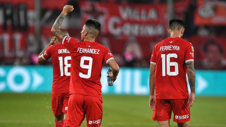 Jugadores de Independiente celebrando un gol