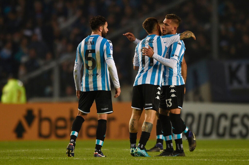 Jugadores de Racing Club celebrando gol