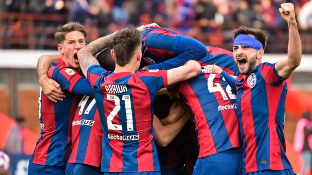 Jugadores de San Lorenzo festejando un gol